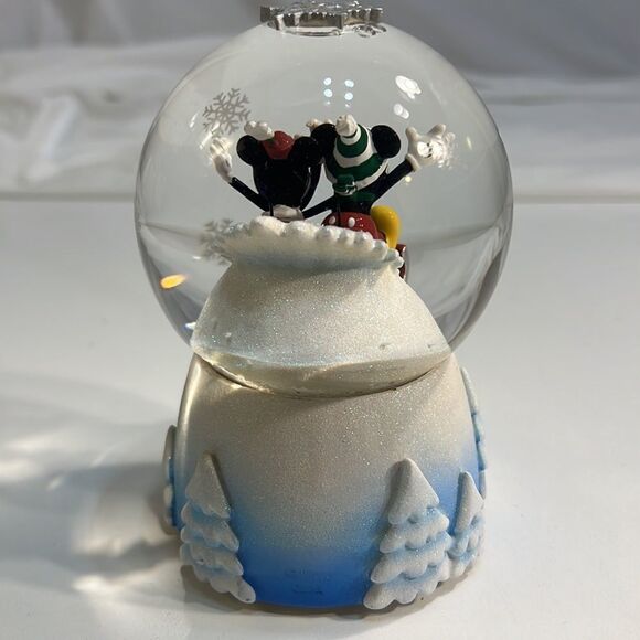Disney Authentic Minnie and Mickey snow globe - Picture 3 of 8